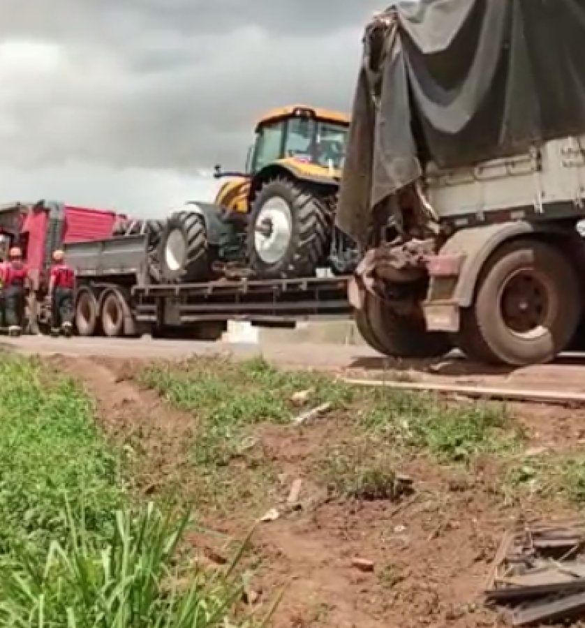 Vídeo Carreta de algodão tomba e causa engavetamento de cinco