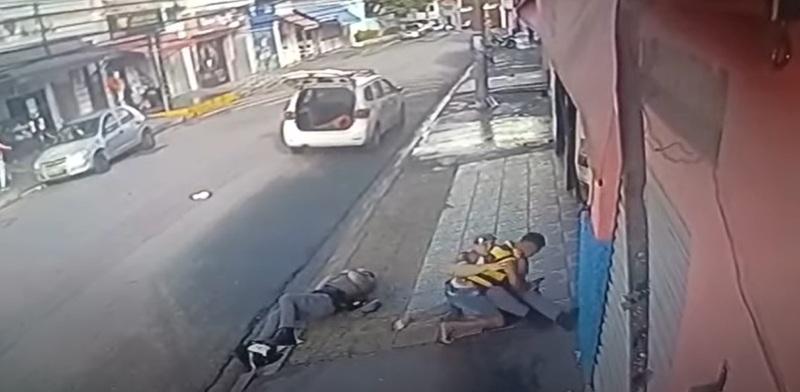 V Deo Homem Rouba Arma De Policial Atira Contra Dois Agentes E Foge