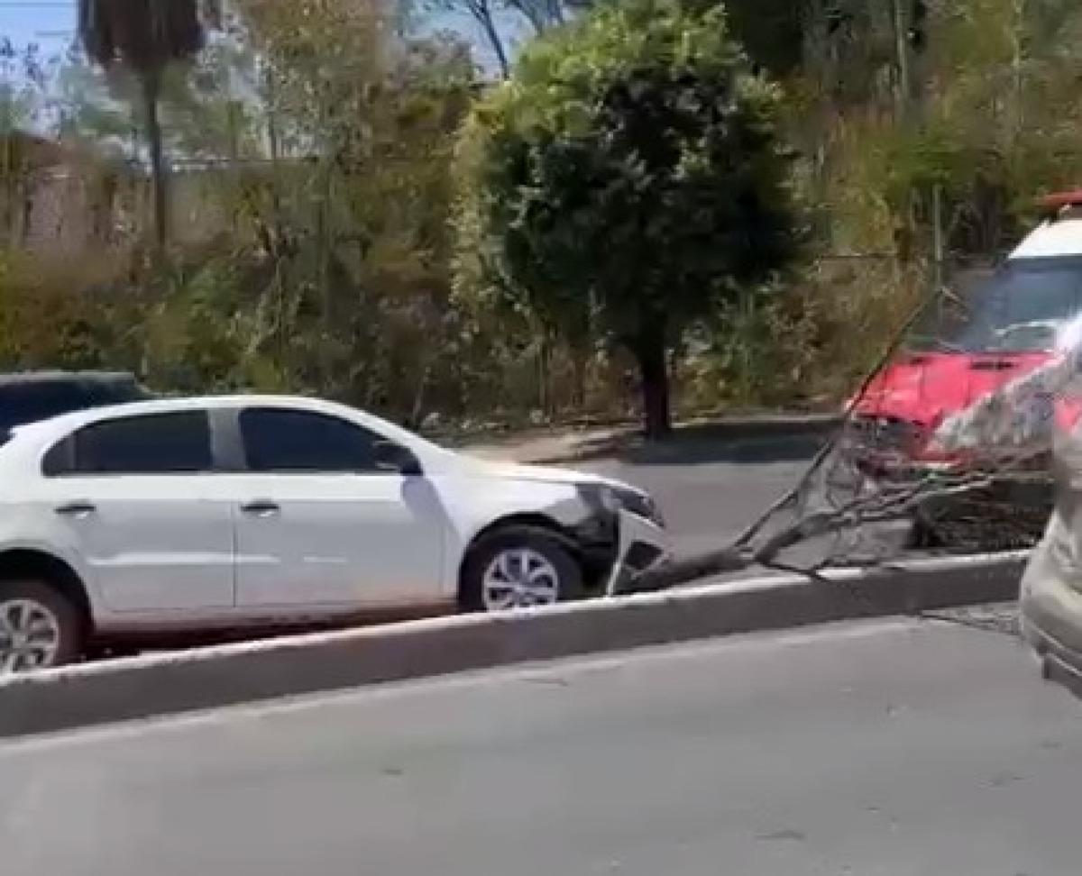 Gol invade canteiro central e derruba árvore na Miguel Sutil Estadão MT