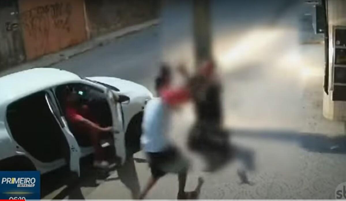 VÍDEO Homem é atropelado assaltado duas vezes e deixado de só cueca