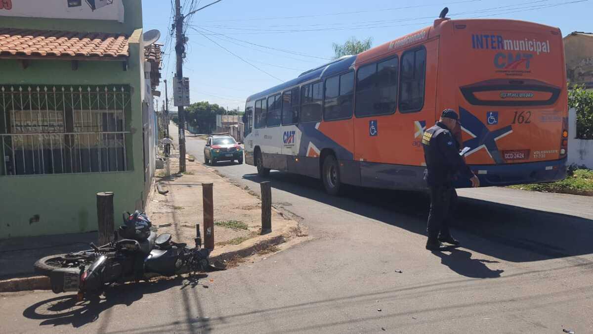 V Deo Motociclista Invade Preferencial E Bate Em Nibus Em Vg Estad O Mt