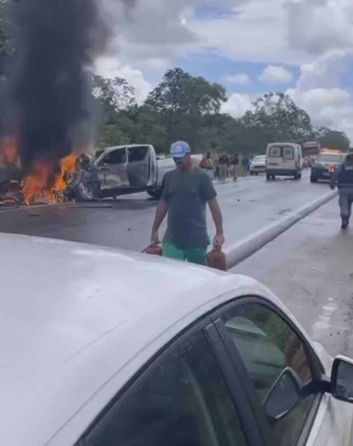 V Deo Uma Pessoa Morre E Ficam Feridas Em Colis O Entre Carros Na Br