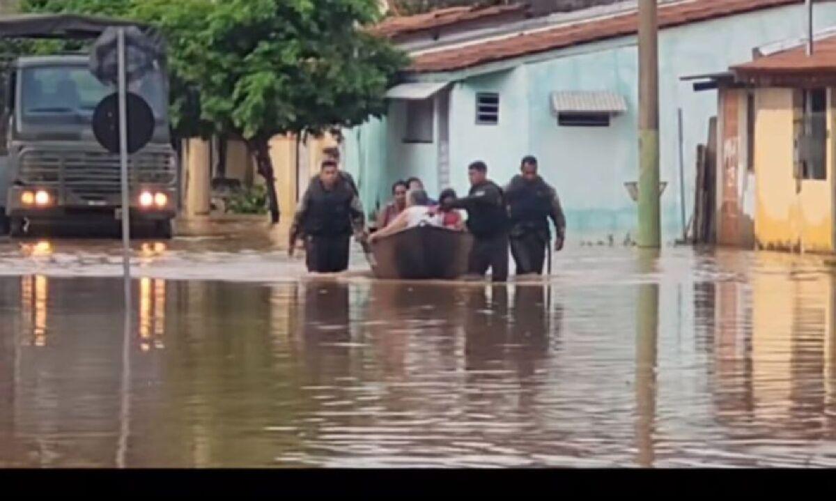 Peixe na rua lixo espalhado e ponte destruída veja como ficou Cáceres