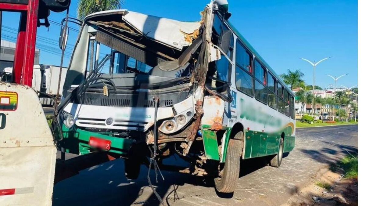 Carreta Bate Em Traseira De Nibus E Deixa Motorista Ferido Na Br