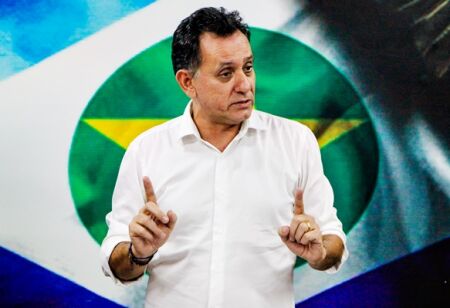 Leitão sugere que Senado forme comissão para negociar com Trump