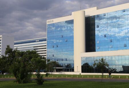 Justiça bloqueia R$ 23,8 mi de investigados por fraude contra aposentados do INSS