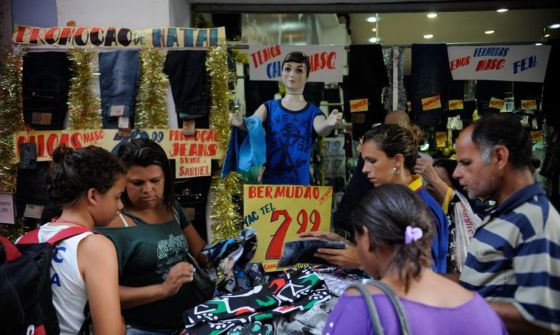 Pessoas fazendo compras 