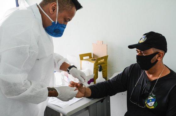 Servidores fazendo teste da covid