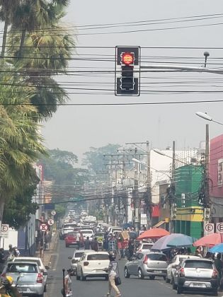 Fumaça centro de cuiabá trânsito semáforo sinal vermelho comércio cuiabá