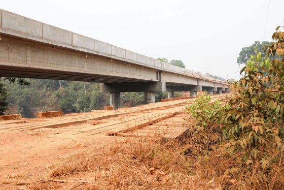 Ponte de concreto sobre o Rio Teles Pires