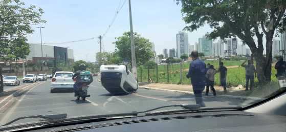 Carro capotado 