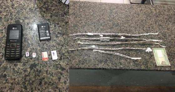 Drogas e celular apreendidos
