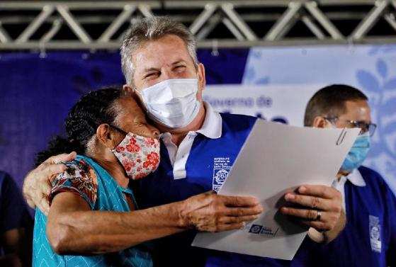 Mauro Mendes entrega título 