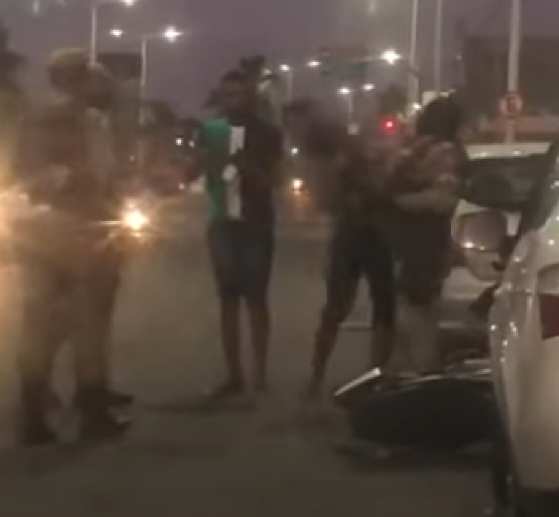 Policiais agredindo motociclista