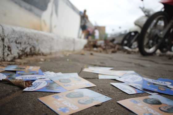 sujeira santinhos rua votação