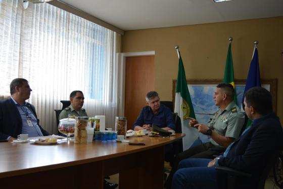 Representantes da polícia da Colômbia