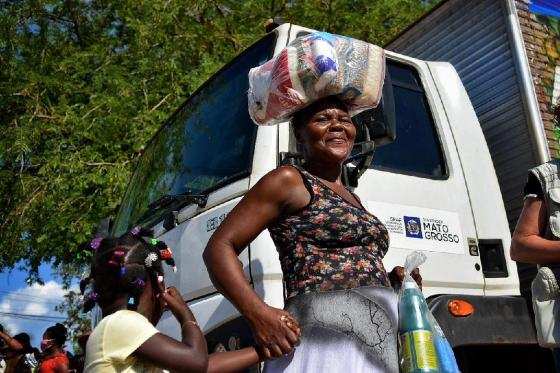 Família Haitiana recebendo alimentos