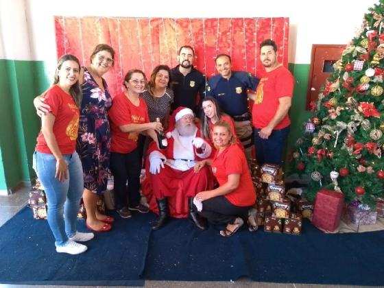 Gestores da Escola Livre Aprender em ação de Natal