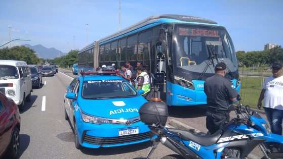passageiro assume ônibus brt no rio 