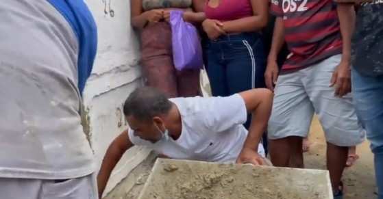 Pai  ENTERRA FILHA
