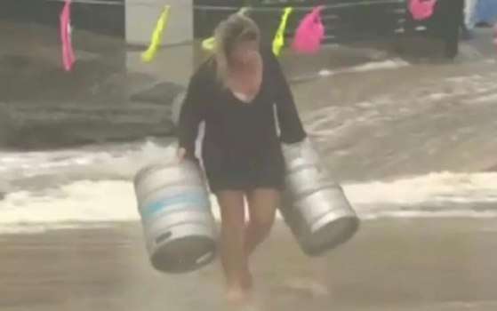 MULHER PULA MAR BRAVO SALVAR CERVEJA