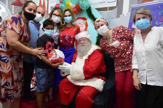 entrega presentes santa casa hospital