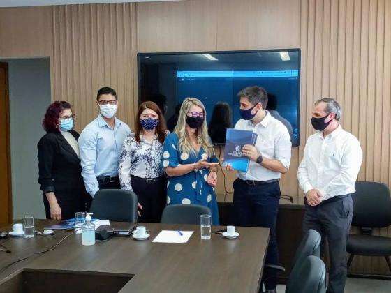 Entrega de documento do Conselho de Educação sobre novo ensino médio