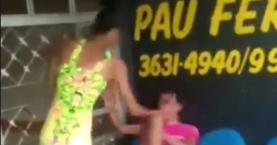 Irmãs brigando 