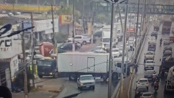 Caminhão parado 