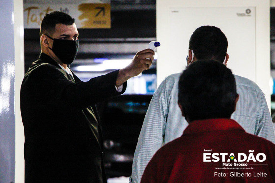 ABERTURA SHOPPINGS CENTER FILA TEMPERATURA TERMÔMETROCUIABA FIM LOCKDOWN COMPRAS 03062020