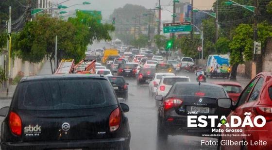 carro chuva avenida xv de novembro cuiaba transito