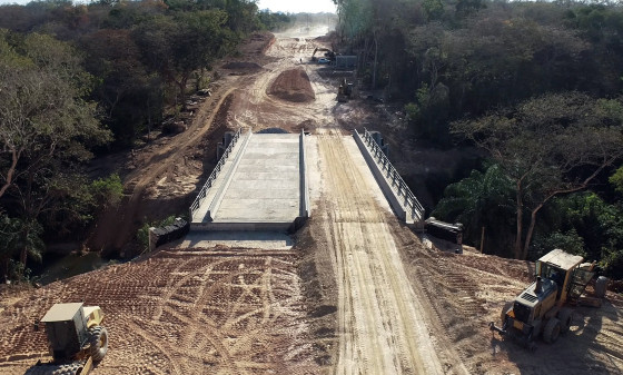 Ponte sobre o córrego 