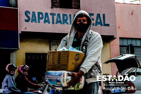 FILA DOS OSSINHOS SACOLÃO POBREZA  (3).jpg