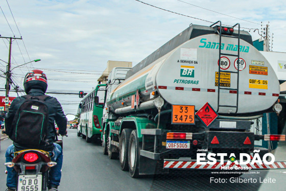 COMBUSTIVEL CAMINHÃO TANQUE PETROBRAS.jpg