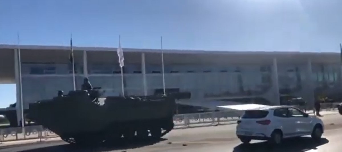 Blindados desfilam no Planalto no dia da votação da PEC do ...