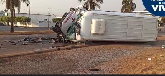 ACIDENTE CARRETA E AMBULANCIA