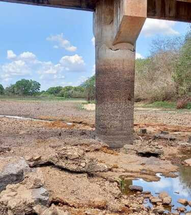 Foto mostra rio de Poconé seco no ano de 2021