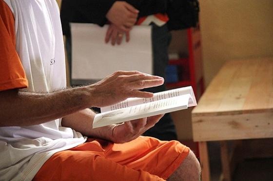 Detento lendo leitura 