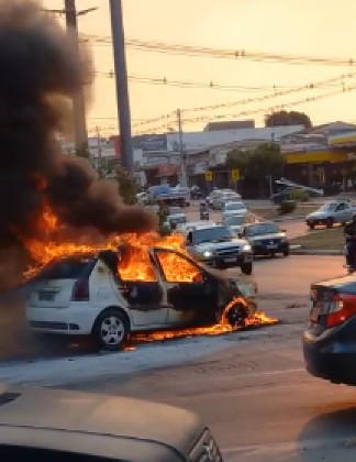 Carro pegando fogo 