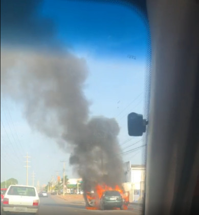 carro pega fogo