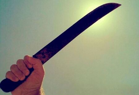 Homem faz família refém, ameaça matar esposa com facão e é denunciado pela filha
