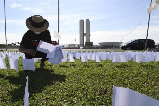ONG Rio de Paz estende 600 lenços brancos em frente ao Congresso Nacional como homenagem às vítimas da covid-19.