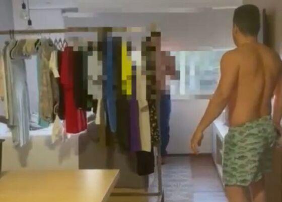 jovem entra na casa de desconhecido