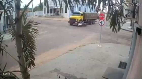 motoqueiros batem em caminhão