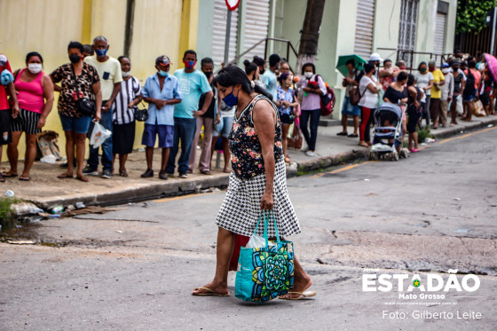 FILA DOS OSSINHOS SACOLÃO POBREZA (55).jpg