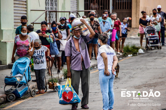 FILA DOS OSSINHOS SACOLÃO POBREZA (50).jpg