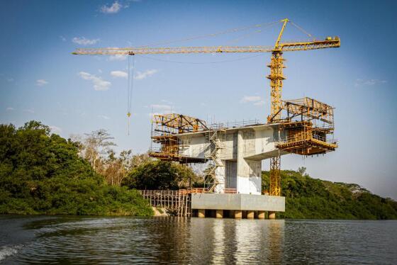 ponte sobre o Rio Cuiabá no Parque Atalaia