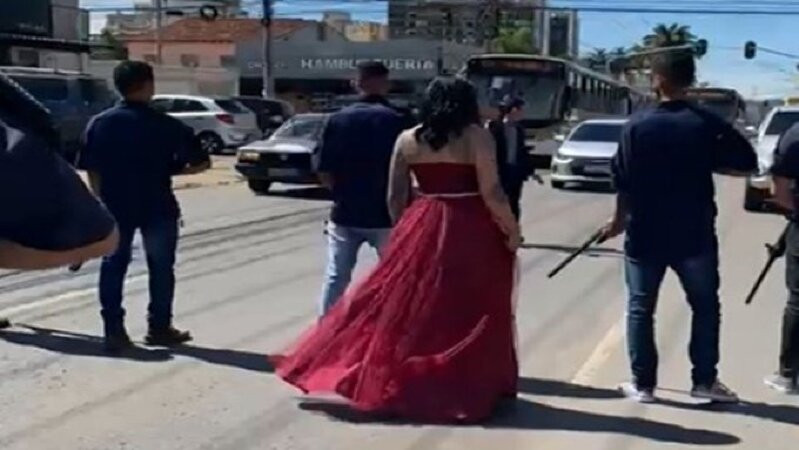 Dama de vermelho faz ensaio de casamento e para trânsito com homens armados