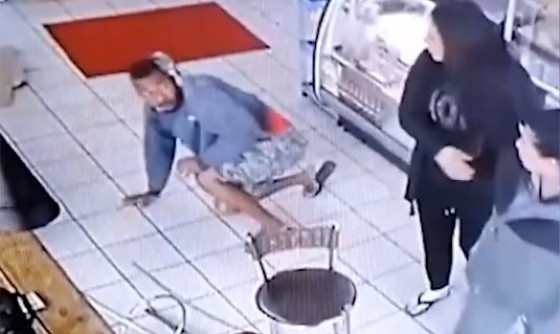 mulher revidando assédio