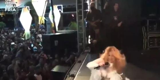 Joelma caindo